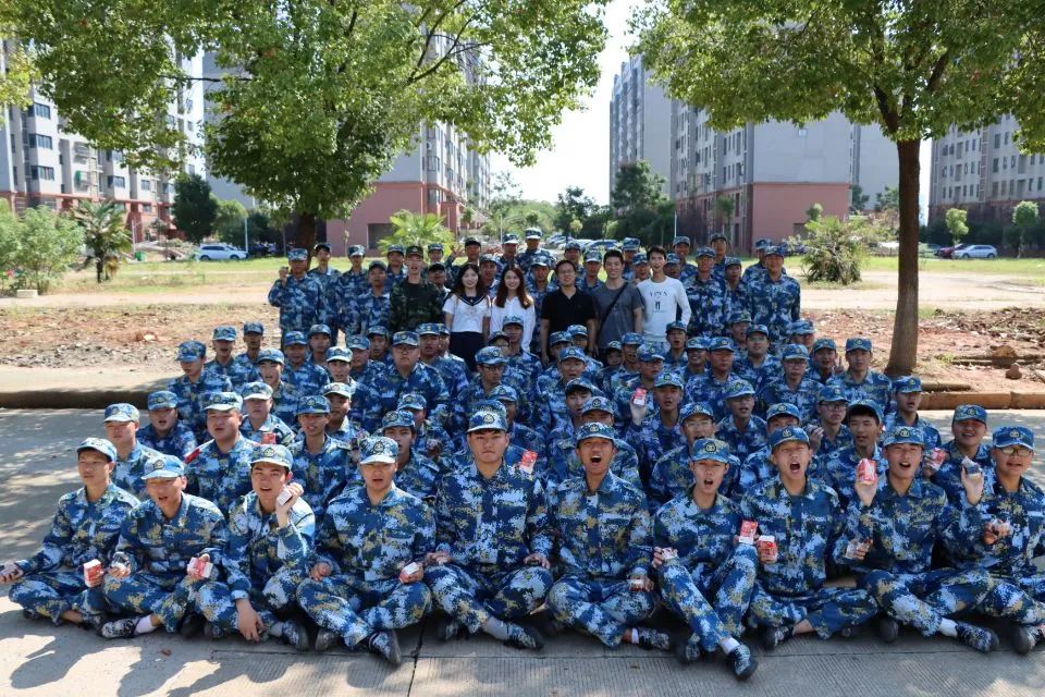 党总支书记金松鹤，辅导员候二牛老师，新生辅导员李良静老师与同学们合影