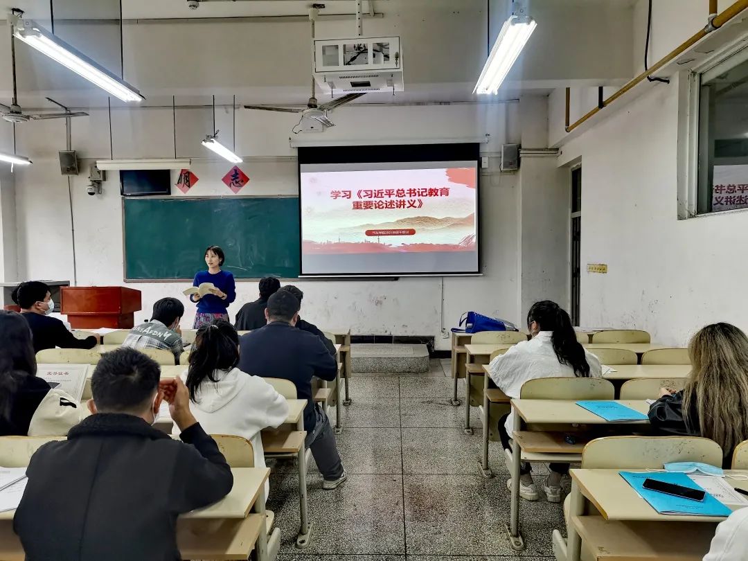 王慧老师与同学们交流