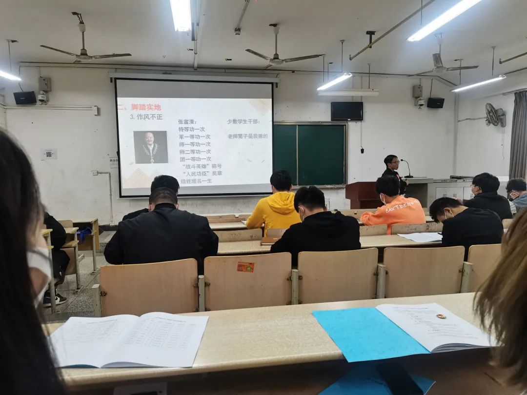 张梦奇老师为大家上课
