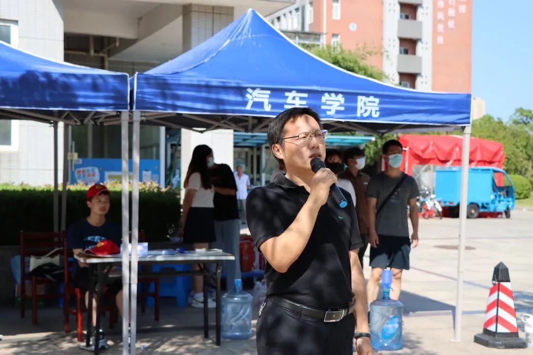 学院党总支书记金松鹤为学生加油鼓劲