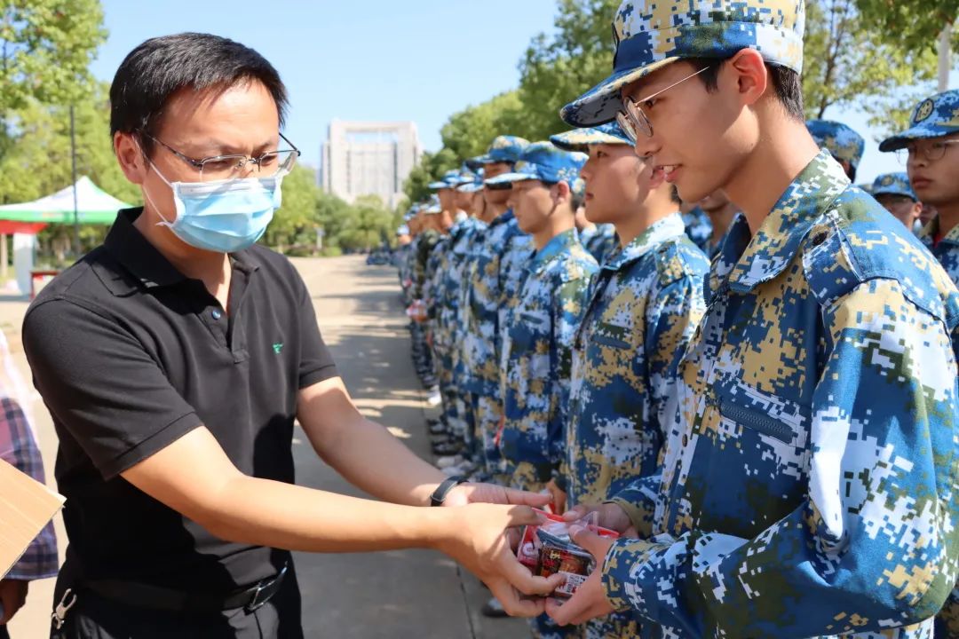 书记给学生送月饼
