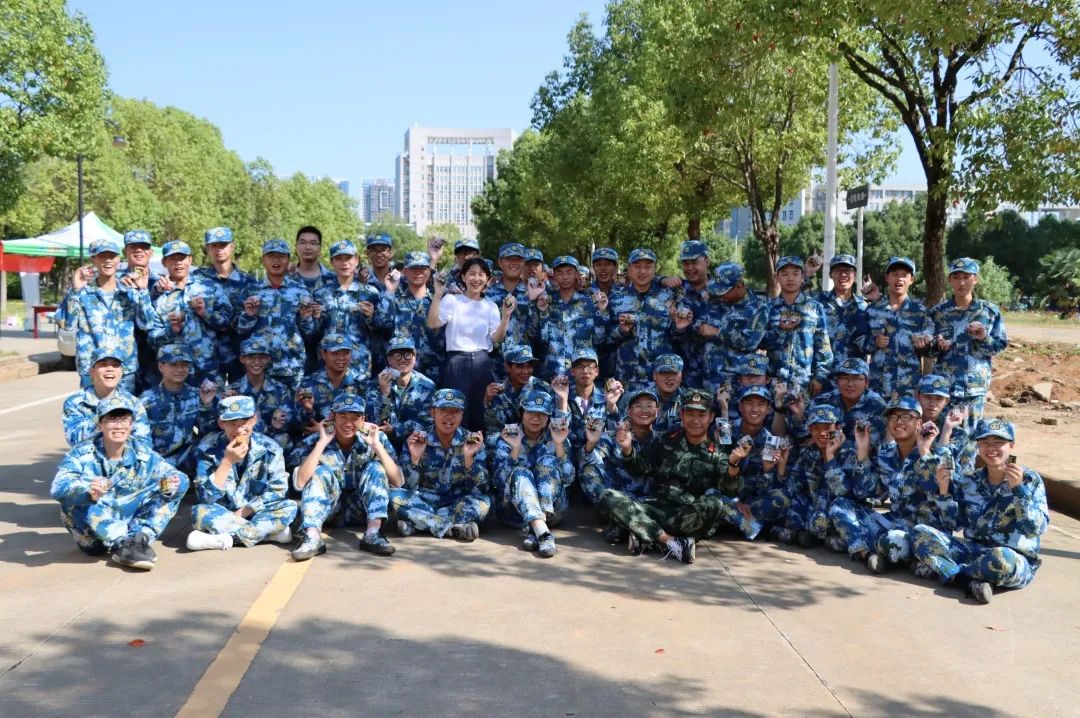 新生辅导员王慧老师与同学们合影
