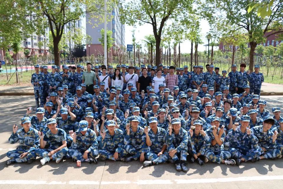 党总支书记金松鹤，新生辅导员姜玲老师与同学们合影